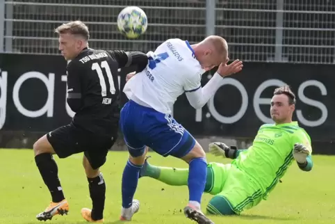 Im Hinspiel hielt FKP-Keeper Benjamin Reitz, der hier den Ball vor seinem Teamkollegen Kevin Frisorger (Bildmitte) und dem Balin