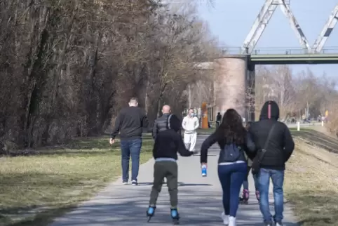 Die Maskenpflicht besteht unter anderem an der Rheinpromenade in Germersheim. 