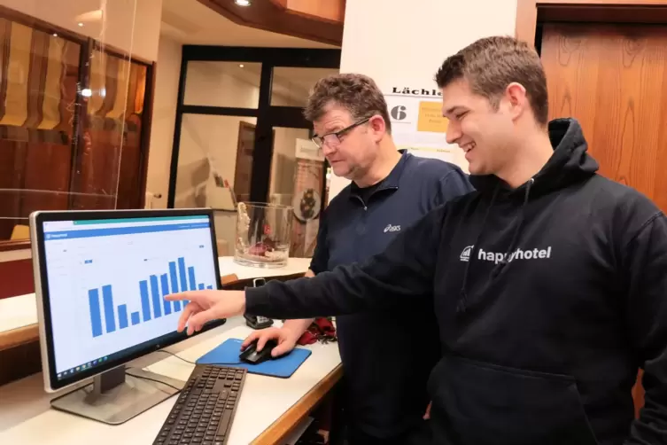Sebastian Kuhnhardt zeigt seinem Vater Claus, der das Waldhotel in Eisenberg betreibt, wie er die Software optimal einsetzt.