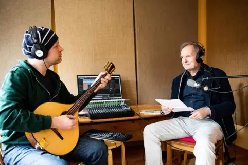 Andreas Peter (links) und Wolfgang Ohler nehmen gemeinsam eine CD auf.