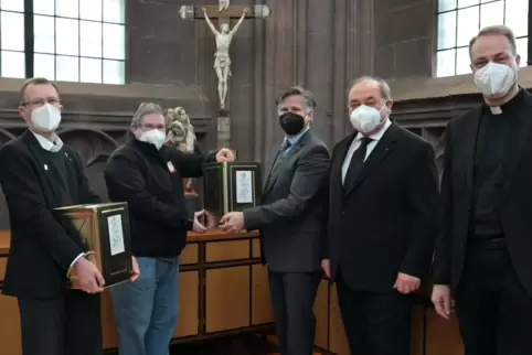 Olivenöl-Übergabe in der Sakristei (von links): Christoph Kohl, Markus Belz, Christopher Wolf, Winfried Szkutnik, Georg Müller. 