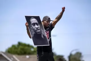 Ein Demonstrant in Minneapolis hält Floyds Foto in der Hand. 