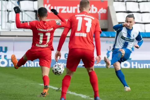 Tor des Tages: Baris Atik trifft zum 1:0 für den 1. FC Magdeburg. Die Lauterer Kenny Redondo und Tim Rieder können den Treffer n