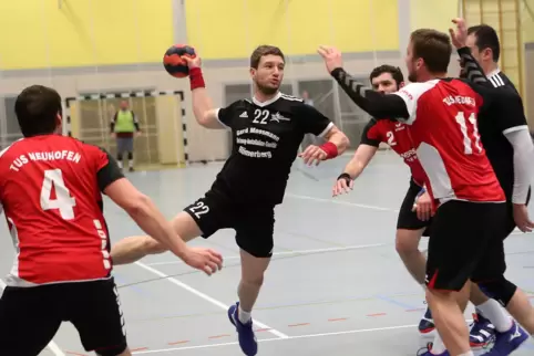 Fast 15 Mannschaften am Start: die Handballer des TuS Heiligenstein, hier die Männer (schwarz) in einem Heimspiel gegen Neuhofen