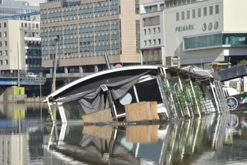 Das Boot, das seit Jahren für Freizeitveranstaltungen genutzt wird, hängt seit gut einem Monat schräg im Wasser.