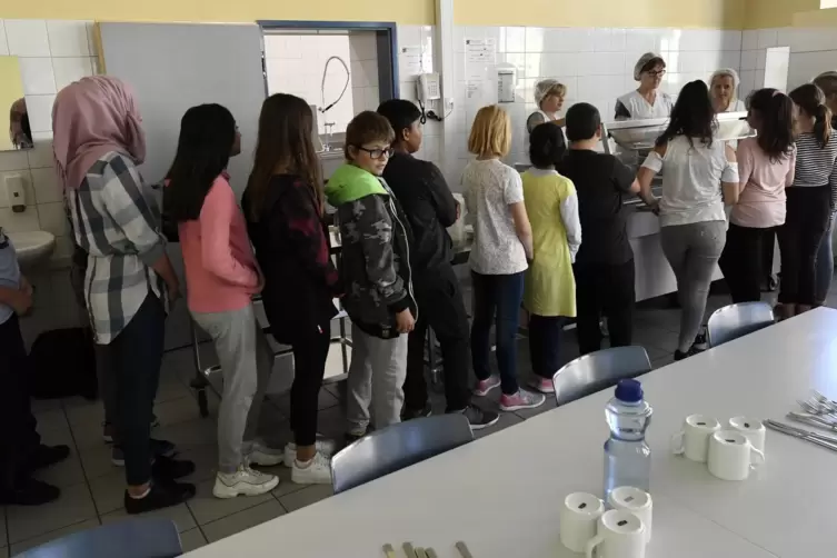 Bei normalem Schulbetrieb an der Kapazitätsgrenze: die Essensausgabe in der Mensa, die Friedrich-Ebert-Grundschule und -Realschu