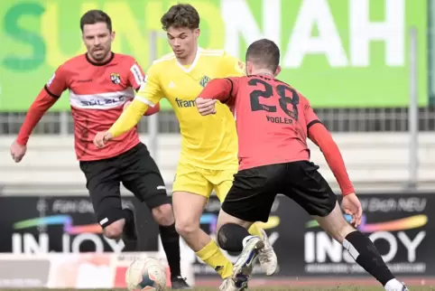 Eleganter, aber auch kämpferisch starker Fußballer: FKP-Mittelfeldspieler Arne Neufang (in Gelb), hier mit den Balingern Fabian 