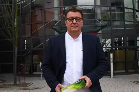 Aesku-Günder und Geschäftsführer Torsten Matthias mit dem Test.