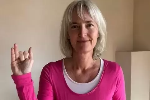 Claudia Gösling streckt Ringfinger und Daumen. 