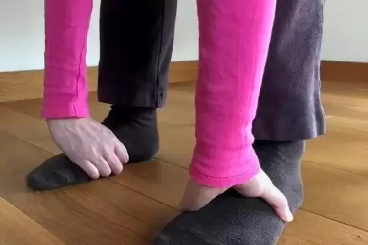 Claudia G&ouml;sling streckt so das Zwerchfell. 