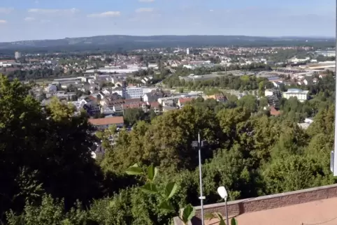 Blick über Homburg, vom Plateau des Schlossbergs aus gesehen. Blick über Homburg, vom Plateau des Schlossbergs aus gesehen.