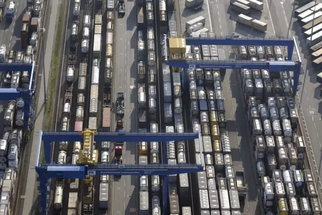 Bis zu 500.000 Ladeeinheiten werden hier laut BASF pro Jahr umgeschlagen: das Kombiverkehrsterminal im Norden des Werks. Bis zu 500.000 Ladeeinheiten werden hier laut BASF pro Jahr umgeschlagen: das Kombiverkehrsterminal im Norden des Werks.