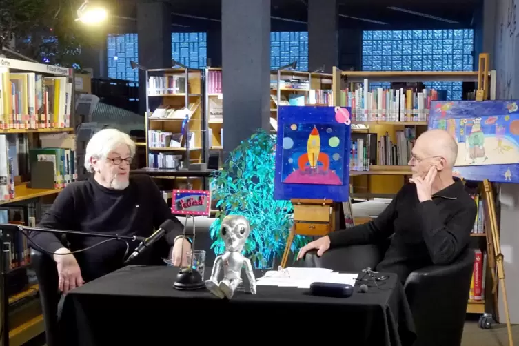Auf Kurs in Richtung Universum: Satiriker Andreas Fillibeck (rechts) stellte „Rosinante“, sein Weltall-Romanprojekt, vor. Es wir