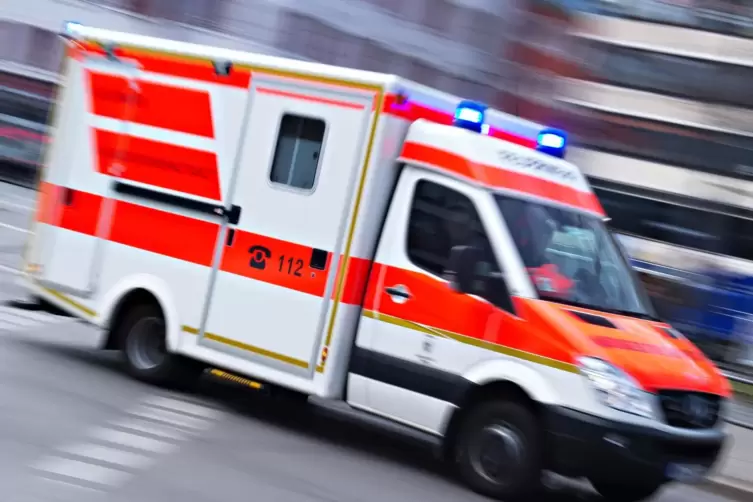 Kam mit Verletzungen an der Halswirbelsäule ins Krankenhaus: 64-jähriger Beifahrer aus Böhl-Iggelheim.