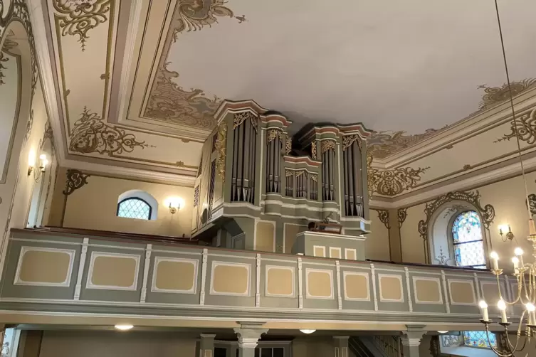Außen Barock, innen Romantik: die Senn/Sauer-Orgel in der evangelischen Kirche von Wattenheim.