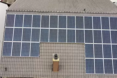 42 Module à 300 Watt: Das ist die neue Fotovoltaikanlage auf dem Dirmsteiner Pfarrheim. 