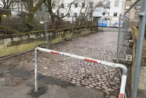 Abgesperrt: Brüstung der Brücke vor dem St.-Vincentius-Krankenhaus. 