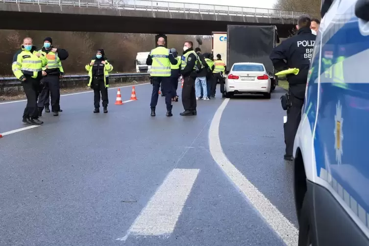 F&uuml;r jede Art von Kontrolle gewappnet: Rund 40 Beamte vom Zoll, der Landes- sowie Bundespolizei sind am Freitag vor der Grenze in