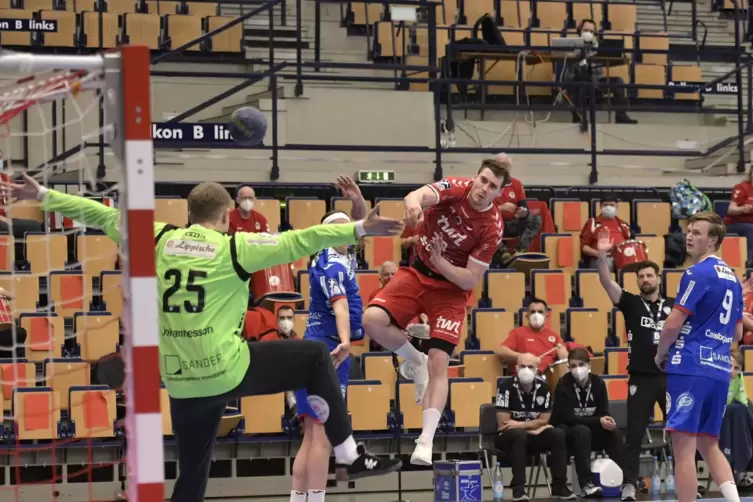 Hendrik Wagner trifft zum 15:19 f&uuml;r die Eulen gegen Lemgo.