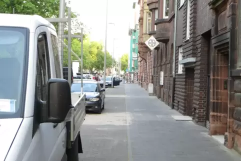 Ein weit verbreitetes Problem: Zugeparkte Radwege, hier in Ludwigshafen. 
