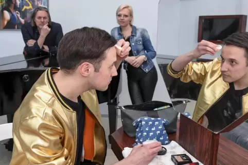 Im Foyer des TAW hat Sascha Fischer seinen provisorischen Schminkraum eingerichtet. und macht sich für die Show fertig, bei der 