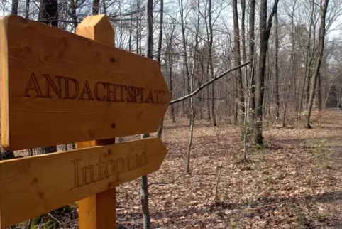 Hinweistafeln im Friedwald.