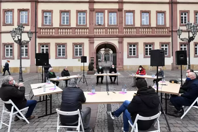Bei nicht gerade einladenden Temperaturen fiel der Startschuss für den runden Tisch. Bei nicht gerade einladenden Temperaturen fiel der Startschuss für den runden Tisch.