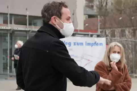 Denis Clauer und Susanne Ganster berichteten am Montagmorgen von der Entwicklung des Schnelltest-Zentrums.
