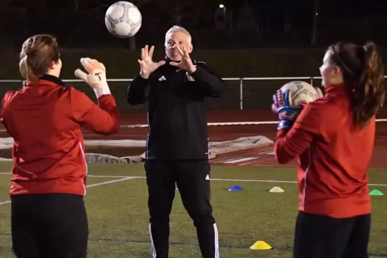 Steffen Tretter in seinem Element beim Training mit den Torfrauen Julia Müller (links) und Alina Kraus.