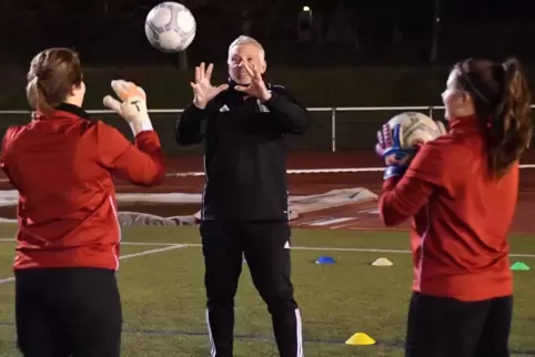 Steffen Tretter in seinem Element beim Training mit den Torfrauen Julia Müller (links) und Alina Kraus.