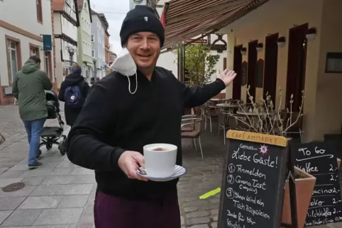 Gastronomen wie Andreas Wittenberg (Café am Markt, Landau) hoffen darauf, dass die Gäste bald wiederkehren. Einige haben schon o