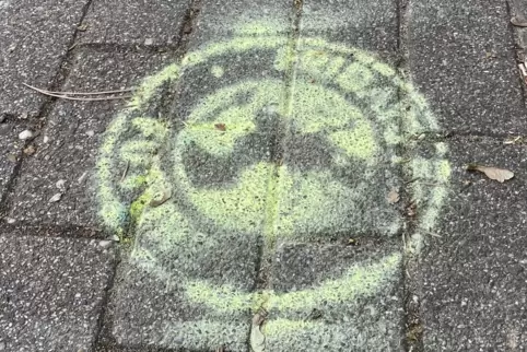 Aufgesprüht: eines der fraglichen Logos in der Bahnhofstraße. 