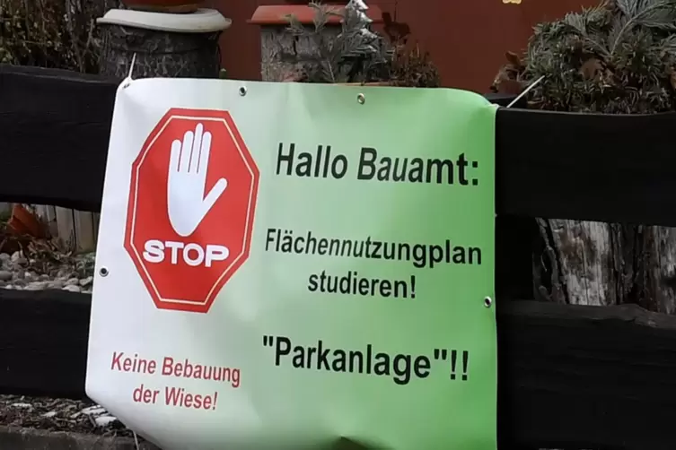Mit Plakaten – hier eins an der Mannheimer Straße – protestieren Anwohner aus dem Ziegelhofgebiet gegen die Pläne vor ihrer Haus