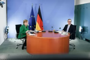 Bundeskanzlerin Angela Merkel (CDU) und Berlins Bürgermeister Michael Müller (SPD) während einer Bund-Länder-Schalte.