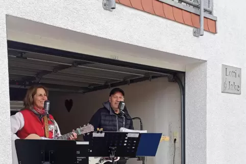 Lotti und Jake alias Renate Felten und Karl-Otto Benoit geben ein Corona-Garagenkonzert im Mittelbacher Fichtenhain für die Nach