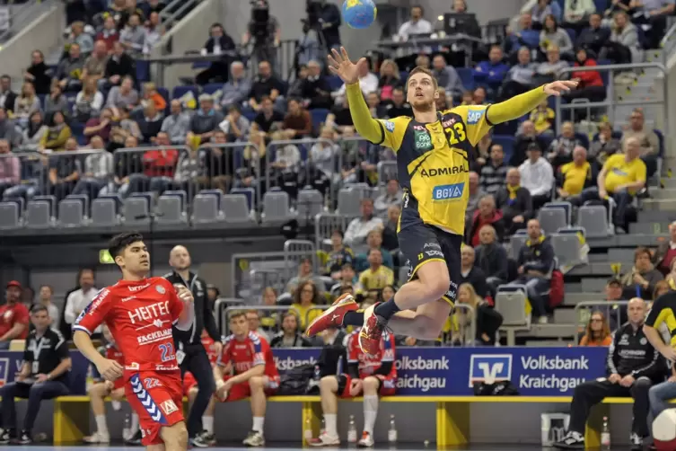 Da passt alles: Hendrik Pekeler erzielt per Kempa-Trick ein Tor f&uuml;r die Rhein-Neckar L&ouml;wen. Vor allem ein gutes Timing ist bei d