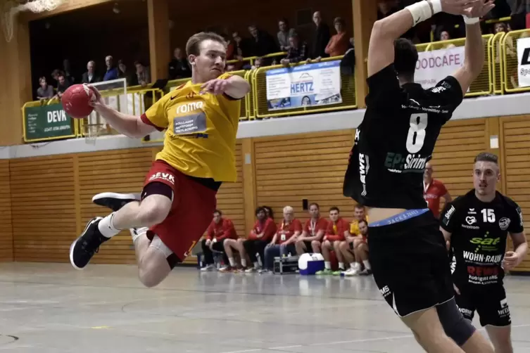 Kein Freund des Kempa-Tricks: Maximilian Schreiber (links) von der HSG Eckbachtal. 