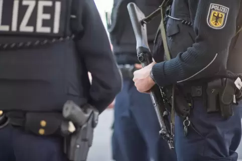Echte Bundespolizisten haben der selbst ernannten Ordnungshüterin ihre „Polizei“-Strickmütze weggenommen. 