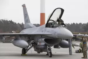 Die F-16 ist ein Allwetter-Abfangjäger. Etwa 4600 wurden seit den 70er Jahren produziert. Die F-16 ist ein Allwetter-Abfangjäger. Etwa 4600 wurden seit den 70er Jahren produziert.
