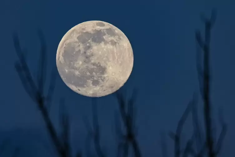 Am Ende des Monats , am 27. April, steht der Mond wieder voll am Himmel. 