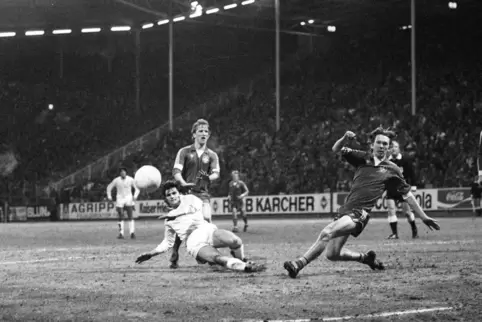 Die Lauterer Abwehr im Uefa-Cup-Viertelfinale (von rechts): Hans Peter Briegel, Werner Melzer, Andreas Brehme (mit Jose Antonio 