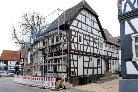 Das eingerüstete Haus in der Ludwigstraße 24 besteht aus zwei Teilen: Links ist Mauerwerk, rechts Fachwerk. 