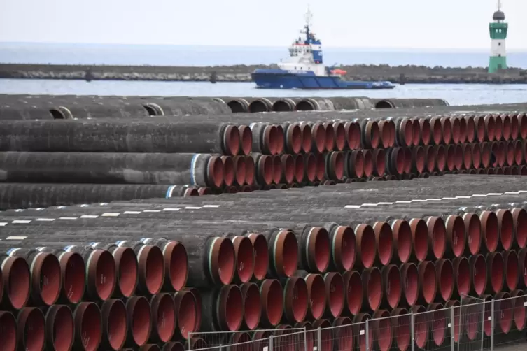 Auf Rügen werden Rohre für die Pipeline Nord Stream 2 gelagert. 