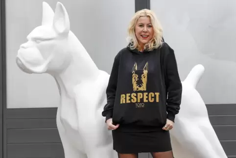  Claudia Bias vor der von ihr geschaffenen Figur Toto. Der Boxer kommt auch auf den „Respect“-Kleidungsstücken zur Geltung.