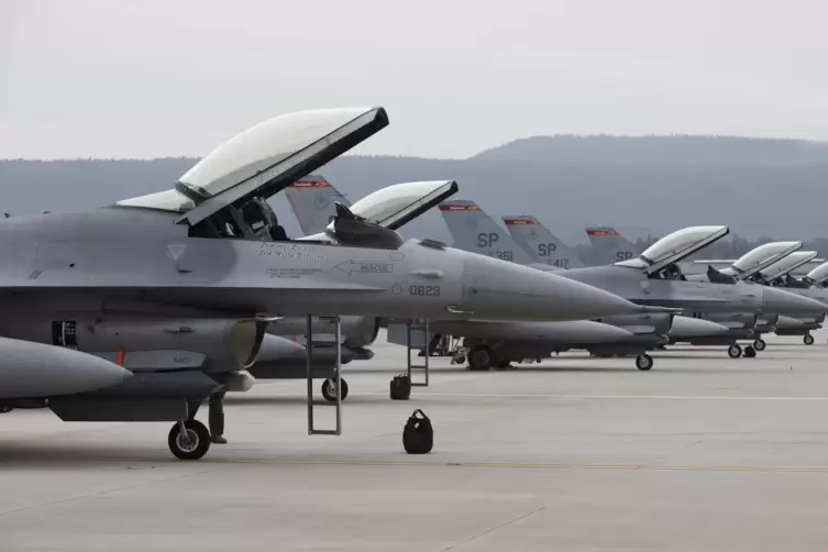 Etwa die Hälfte der F-16, die sonst in der Eifel stationiert sind, üben diese Woche von Ramstein aus.