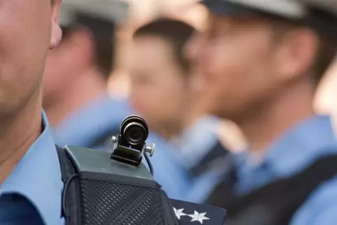 Mit Bodycams, die Einsätze aufzeichnen, sollen Polizisten vor Gewalt geschützt werden.