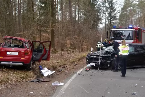 Zwei Personen wurden bei dem Unfall schwer verletzt. 