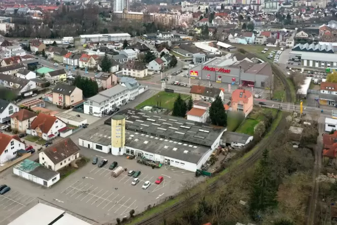 Zu bebauende Fläche (von links unten bis Mitte): Restpostenmarkt-Gebäude und frühere Fensterfabrik-Räume kämen weg, Häuser an de