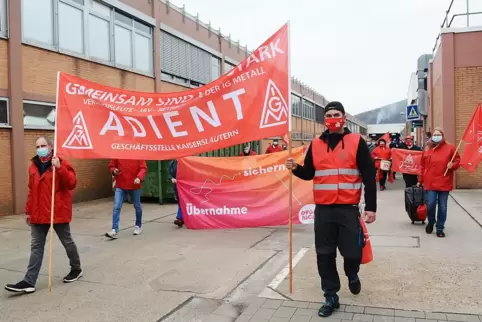 Rund 200 Beschäftigte haben am Dienstag an einer Kundgebung der IG Metall auf dem Werksgelände der Firma Adient teilgenommen. 