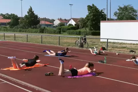 Training auf der Aschenbahn ist für die Sportlerinnen und Sportler des LTV Bad Dürkheim inzwischen wieder möglich. 